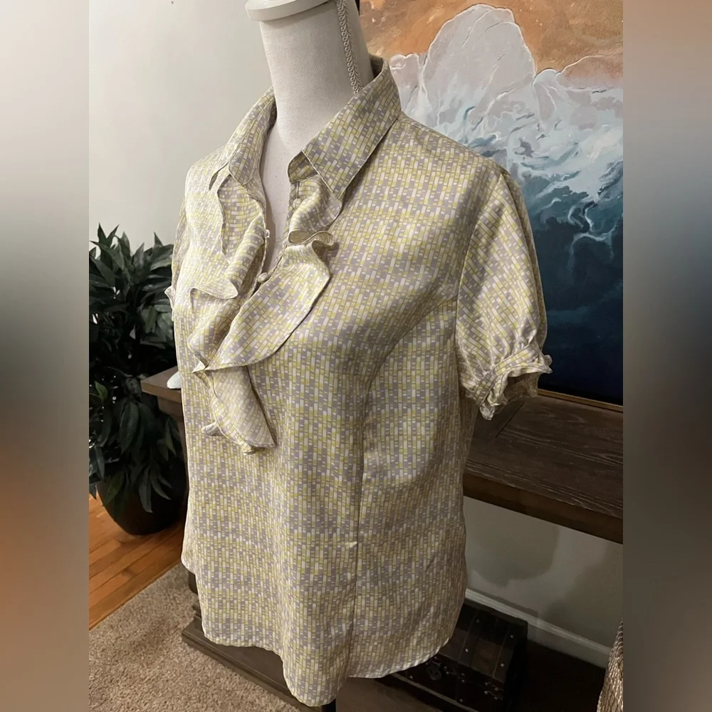 🌼 Pretty Ruffled Satiny Blouse Top 16P Petite Short Sleeve Career Chic - Picture 3 of 6